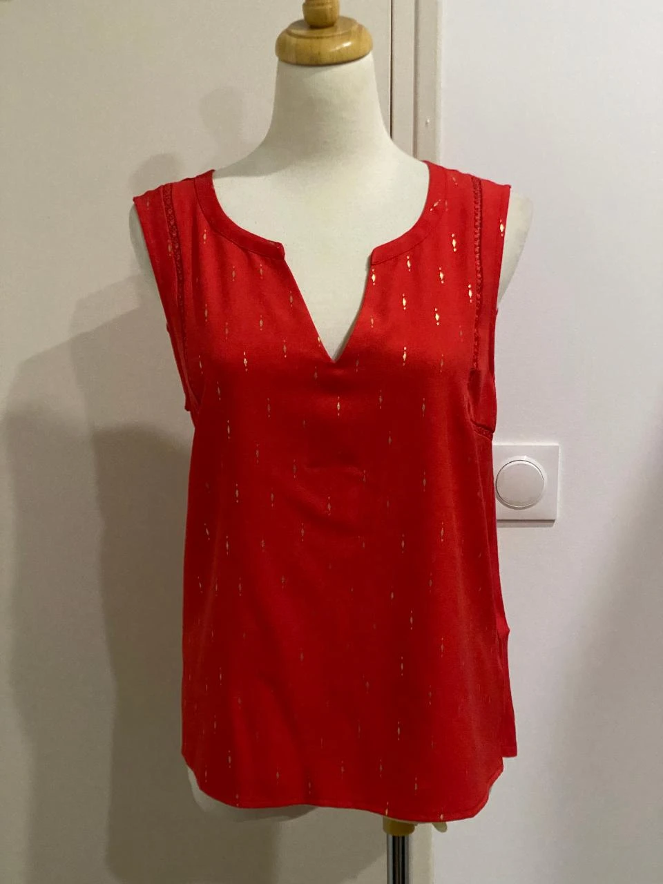 Top Decotado Fluido Vermelho com Estampa Dourada Cache Cache - Tamanho 38 (M) – photo 2